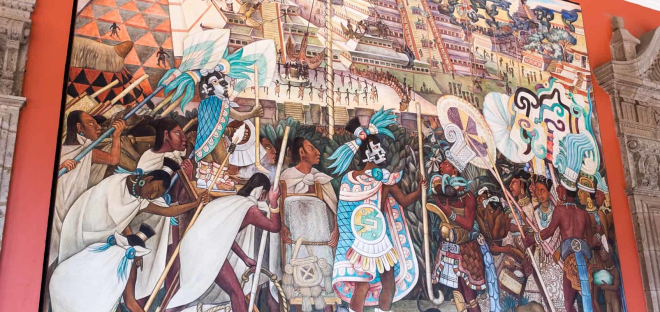 Buntes Wandgemälde mit buntem Markttreiben und Azteken