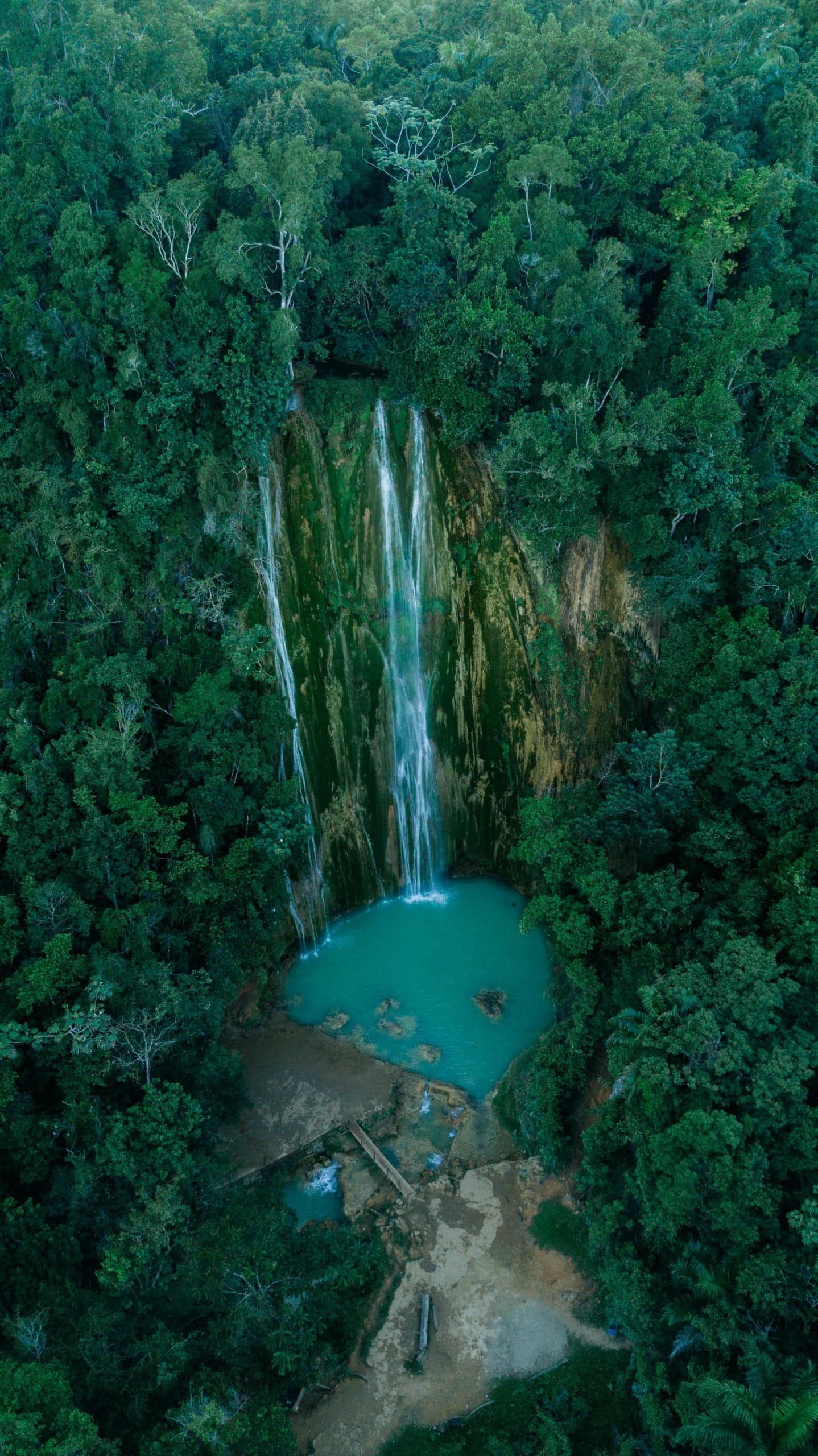 Wasserfall im Dschungel in der Dominikanischen Republik