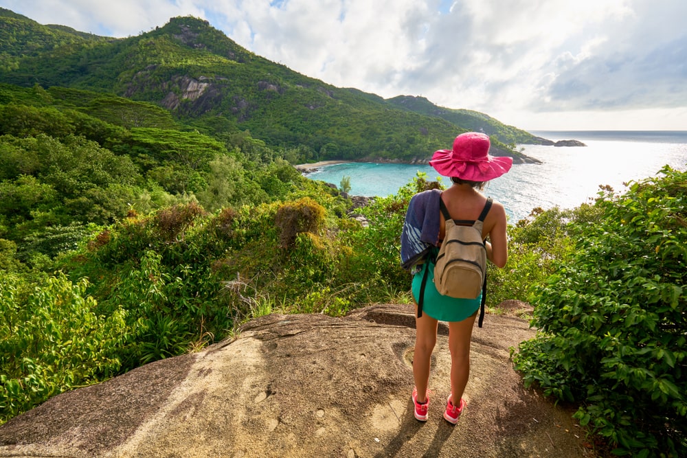 Frau beim Wandern auf den Seychellen