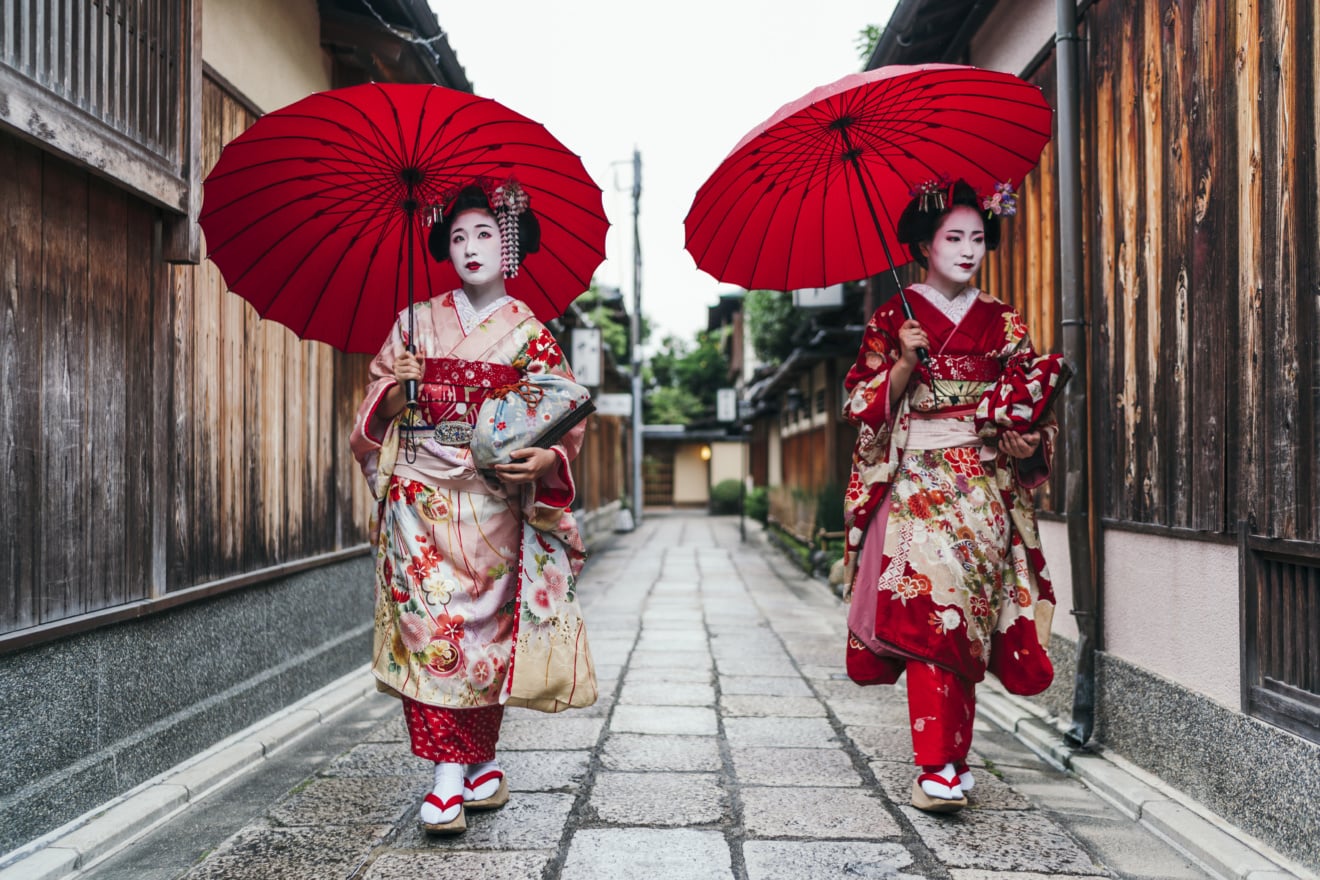 Geishas in Japan auf der Straße