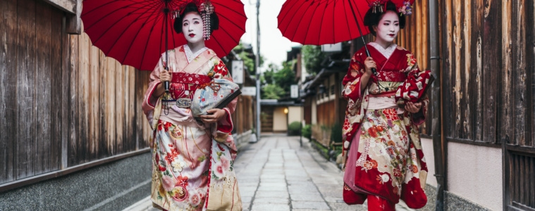 Geishas in Japan auf der Straße