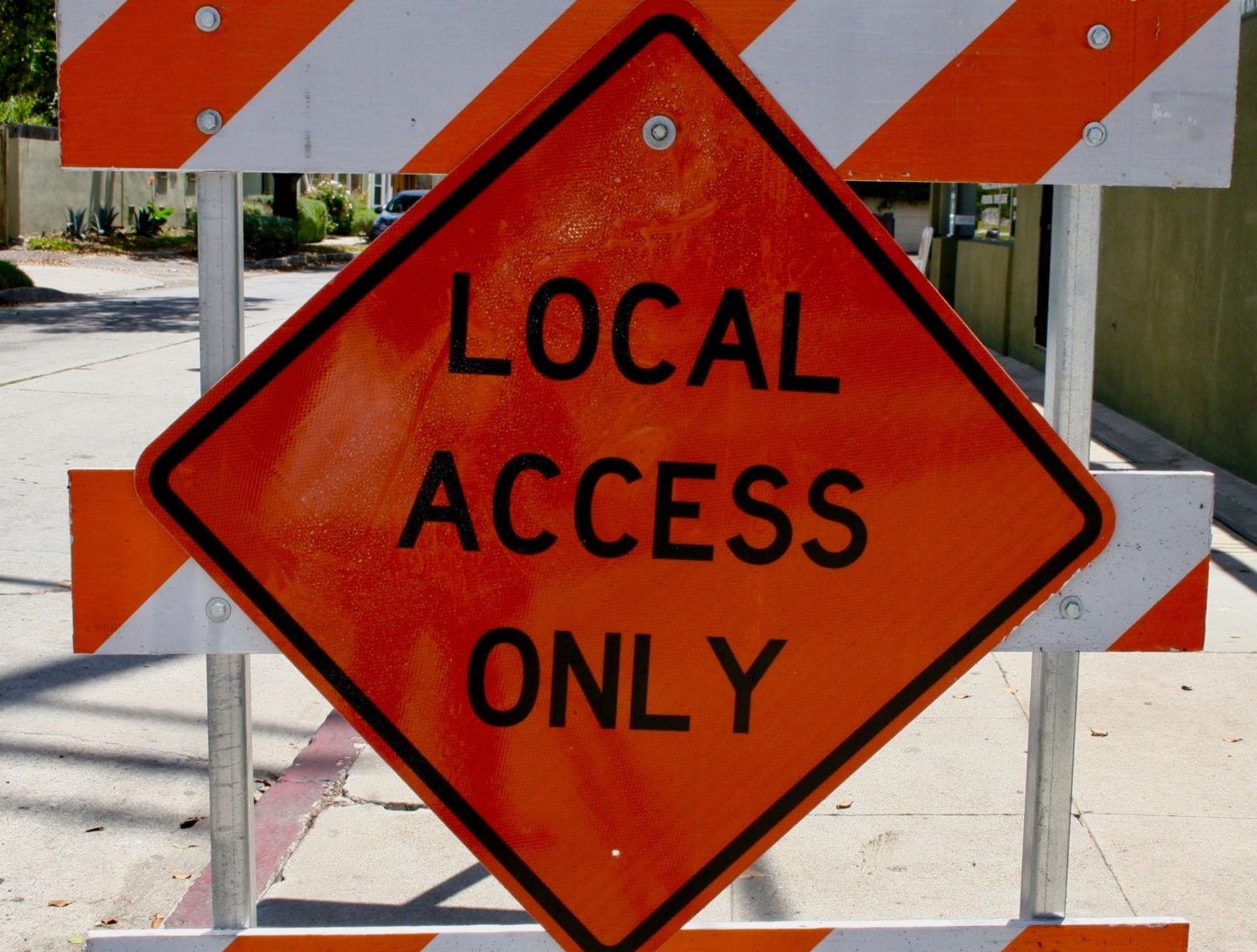 Rotes Local Access only Schild
