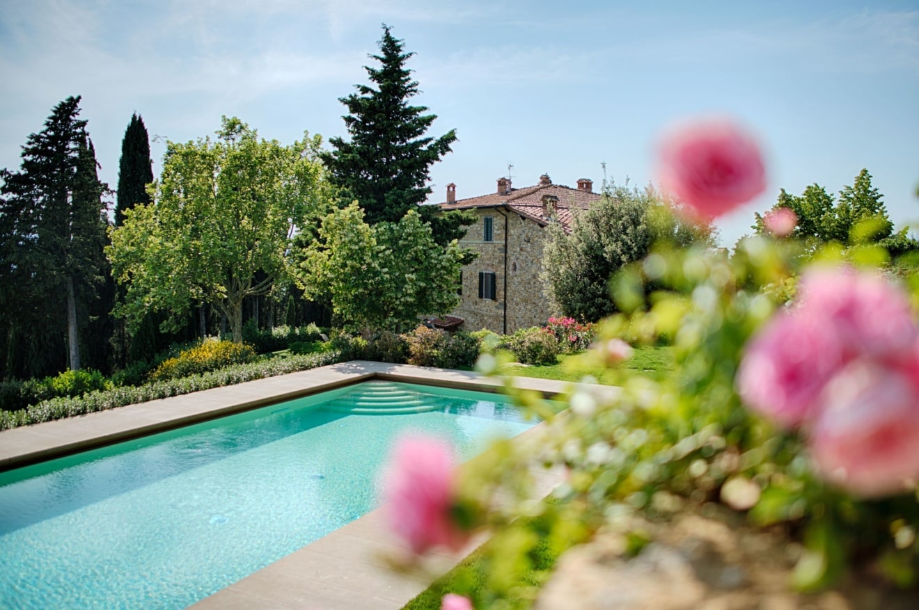 Blick auf den Pool des Weinguts Gagliole in der Toskana