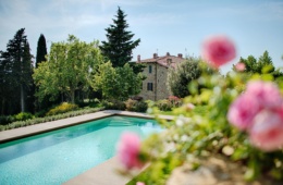 Blick auf den Pool des Weinguts Gagliole in der Toskana