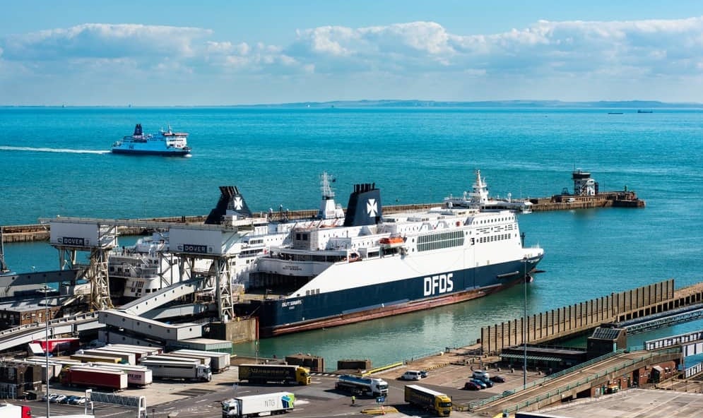 DFDS Fähre an Hafen mit blauem Wasser
