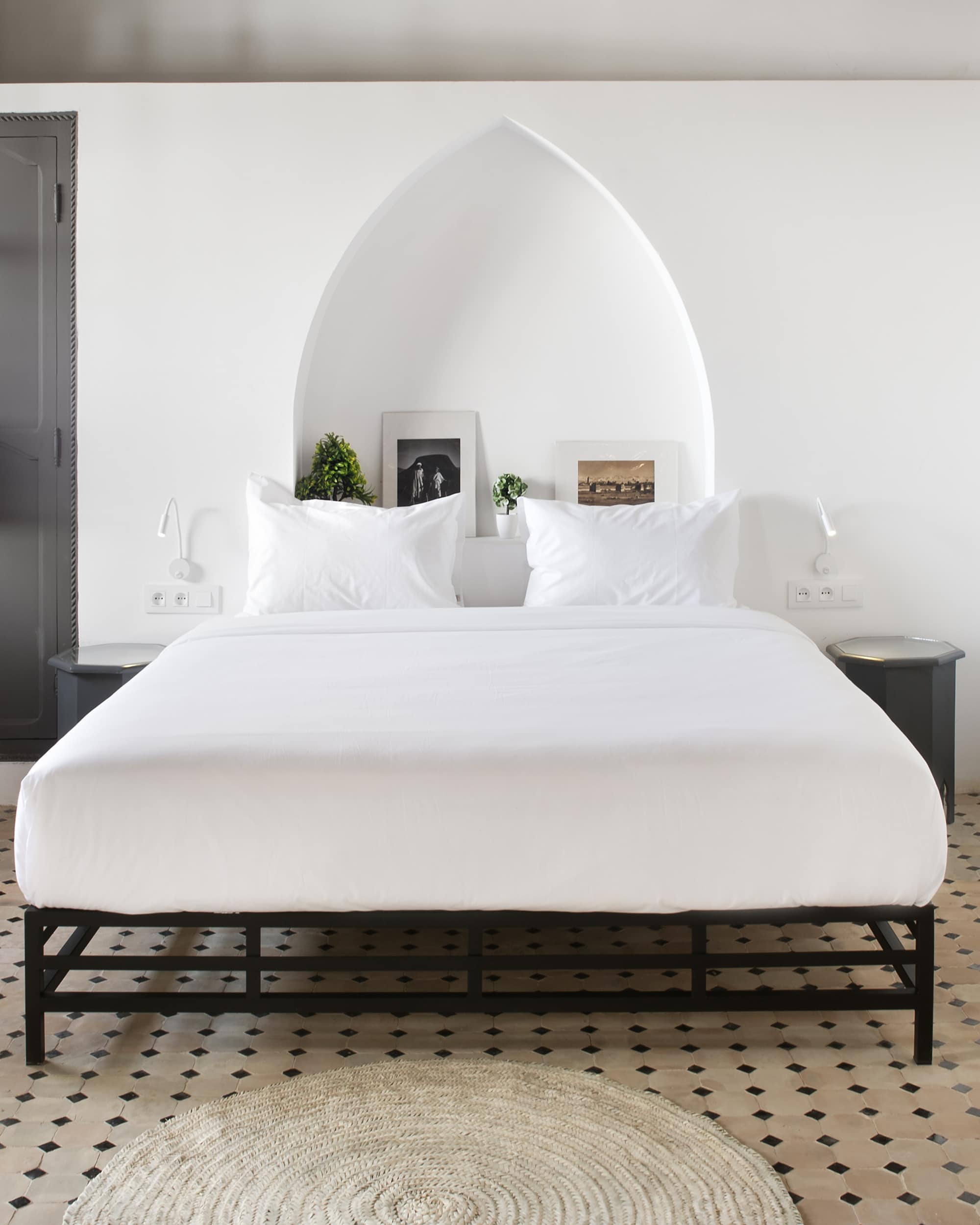 Weiße Eleganz dominiert die Schlafräume im Rodamon Hostel in Marrakesch