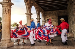 Highlights der Dominikanischen Republik:Merengue-Tänzer in Santo Domingo