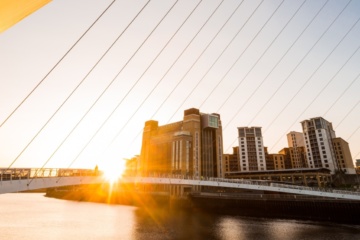 Millenium Bridge in Newcastle upon Tyne bei Sonnenuntergang