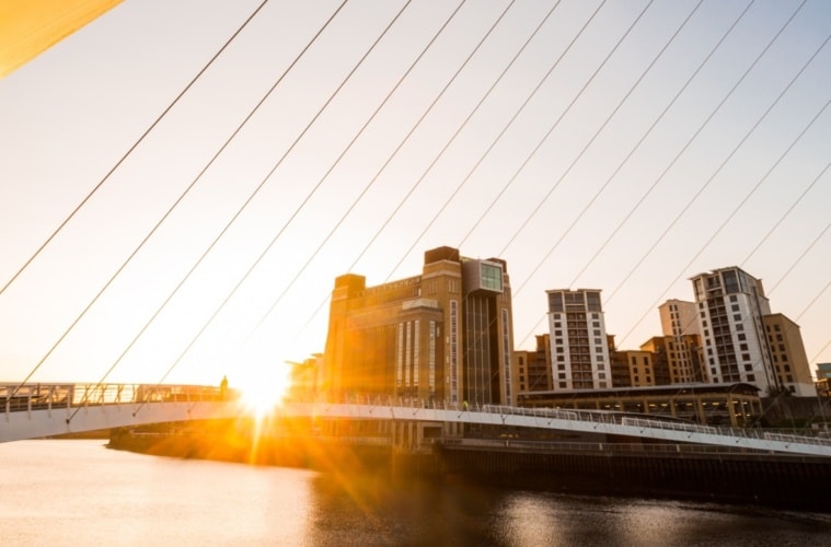 Millenium Bridge in Newcastle upon Tyne bei Sonnenuntergang