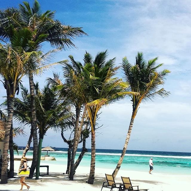 Happy as the Sun ist Reporterin Susanne auf den #Malediven. Wir haben vollstes Verständnis. #traumurlaub #reportervorort #welivetoexplore #traveldeeper #passionpassport #beach