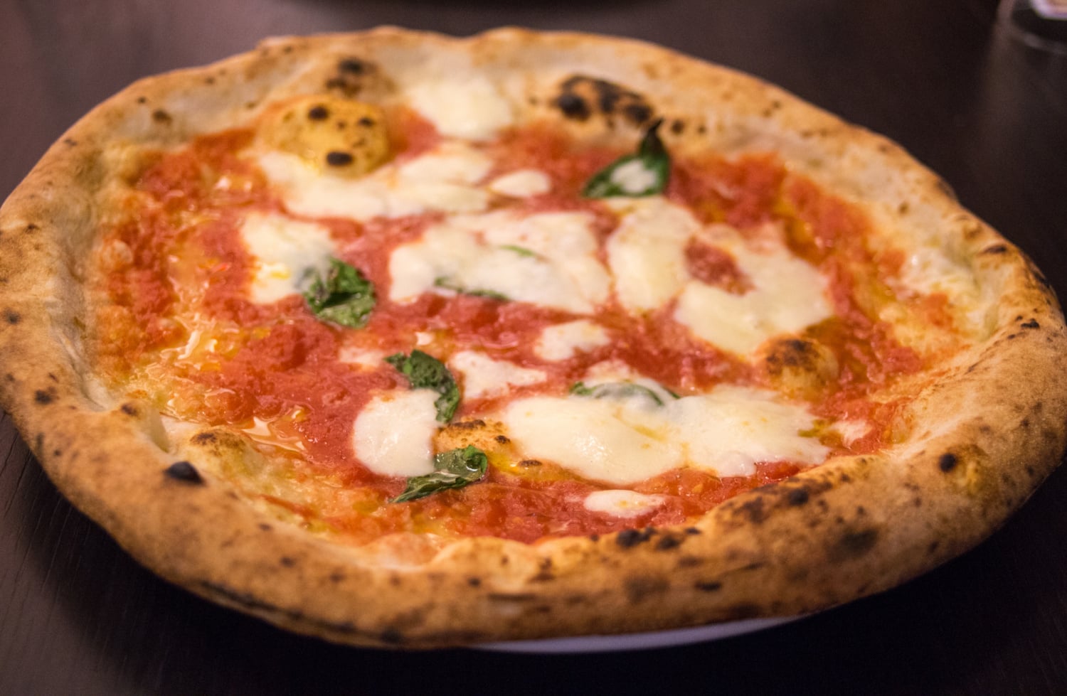 Frisch gebackene Pizza Margherita aus Neapel in Italien
