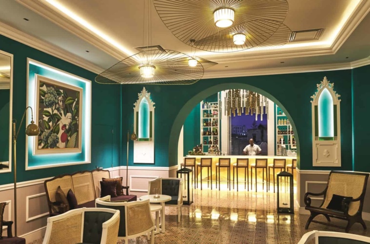 Luxusbar in Granhotel mit edlem Interieur