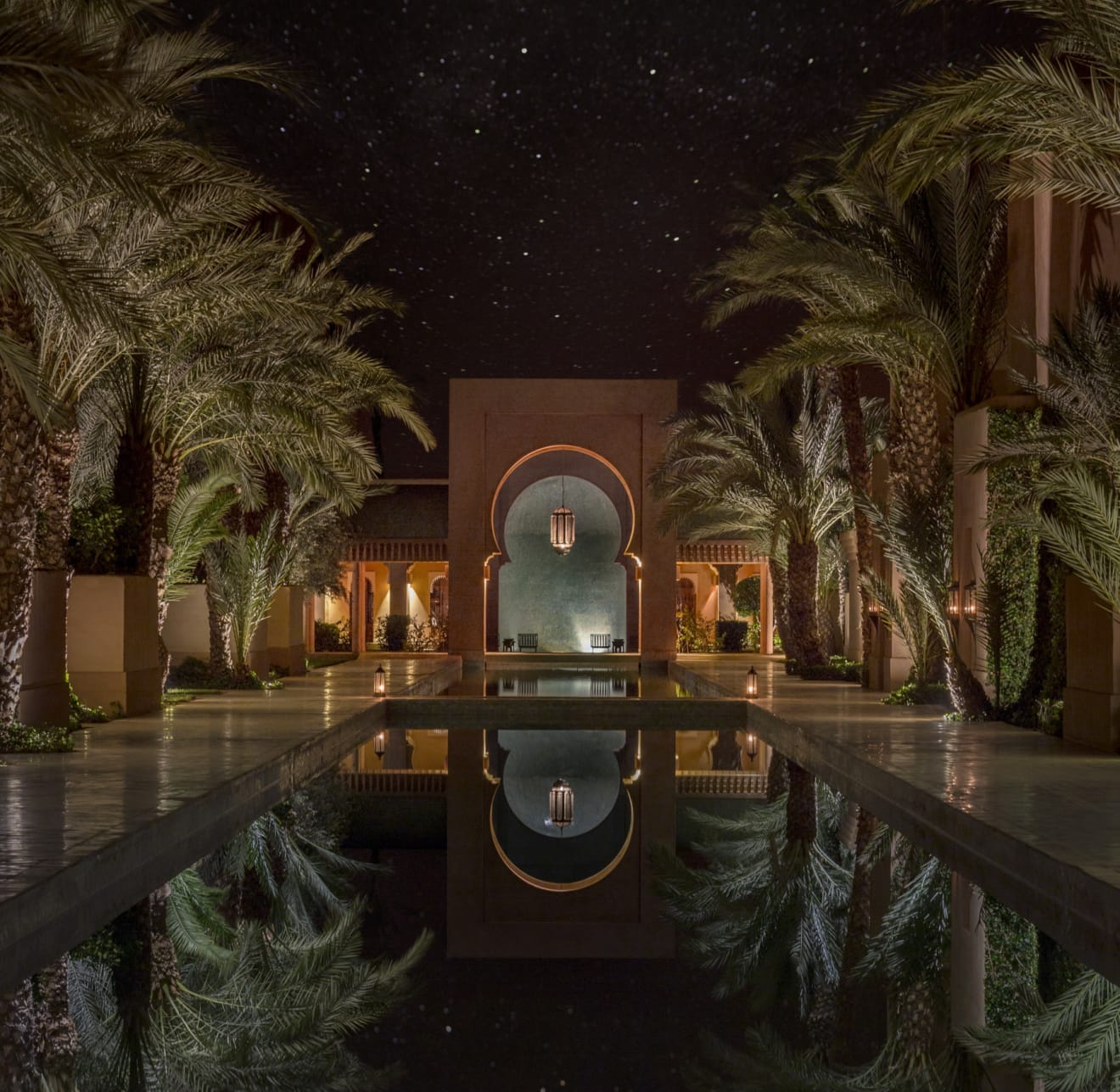Marokkanisches Resort bei klarer Nacht mit Palmen und Pool