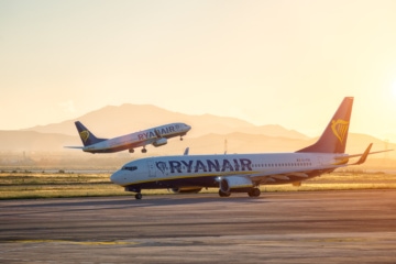 Zwei Ryanair-Flugzeuge auf dem Rollfeld eines Flughafens