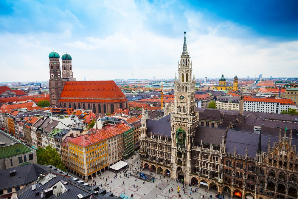 Neugothische Kirche auf großem Hauptplatz 