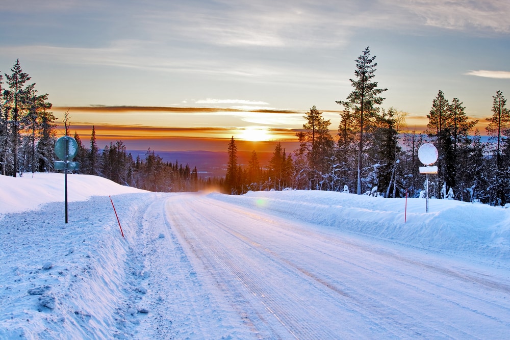 Straße im Winter in Finnland