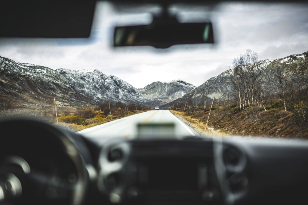 Blick aus dem Auto auf die Atlantikstraße in Norwegen