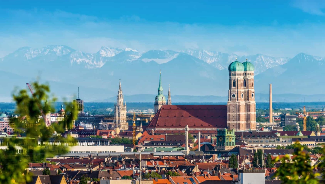 München Innenstadt von oben mit Alpenpanorama