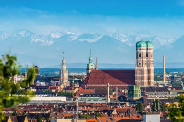 München Innenstadt von oben mit Alpenpanorama