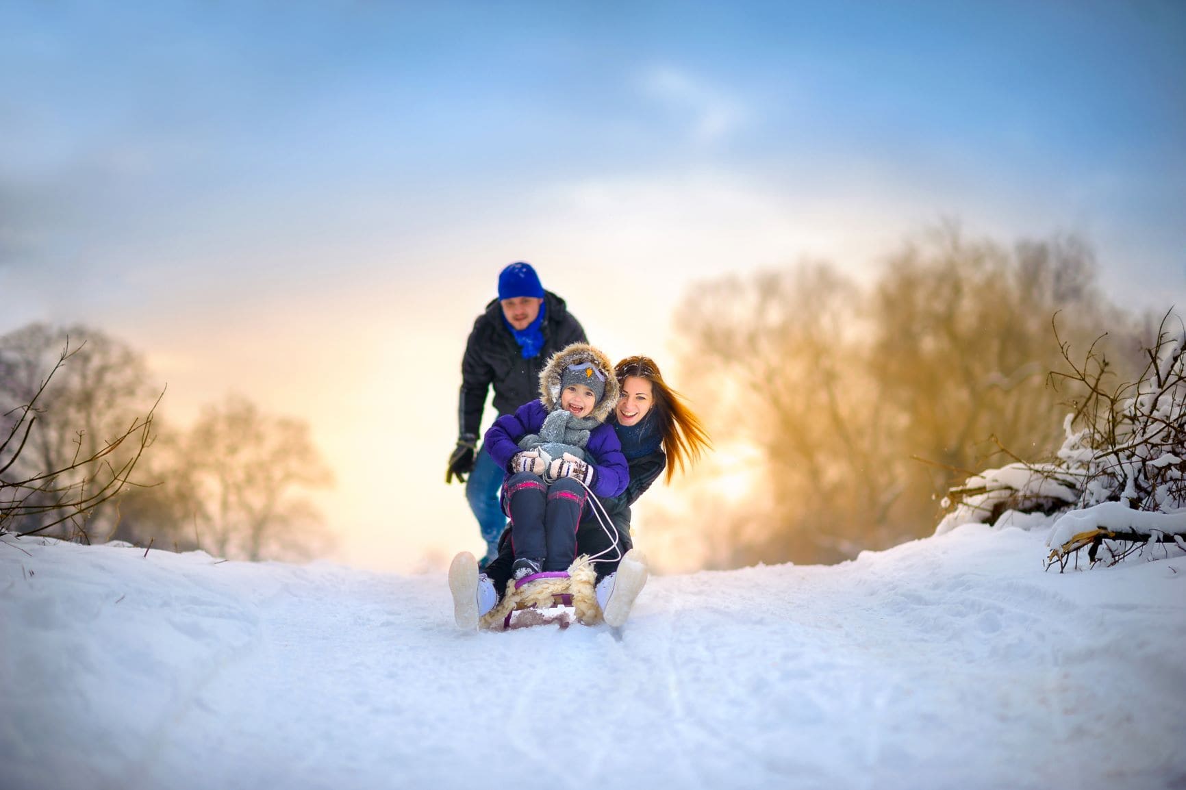 Familie beim Rodeln