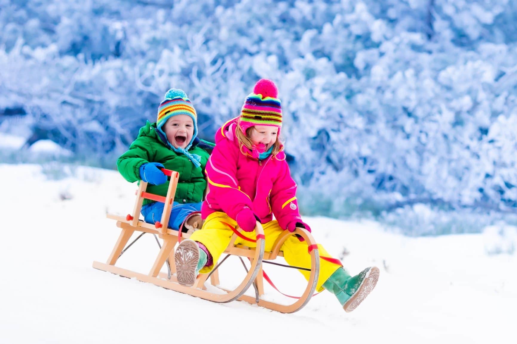 Kinder auf Schlitten im Winter