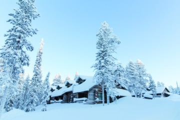 Blockhütte in verschneiter Winterlandschaft