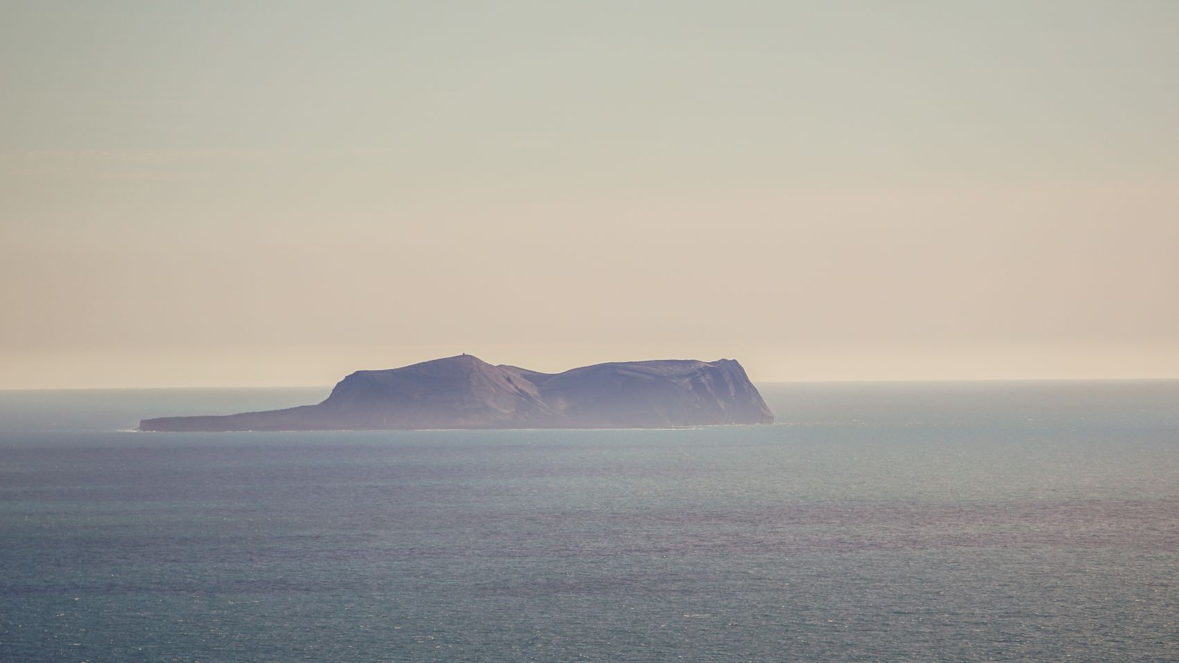 Vulkaninsel Surtsey aus der Ferne fotografiert 