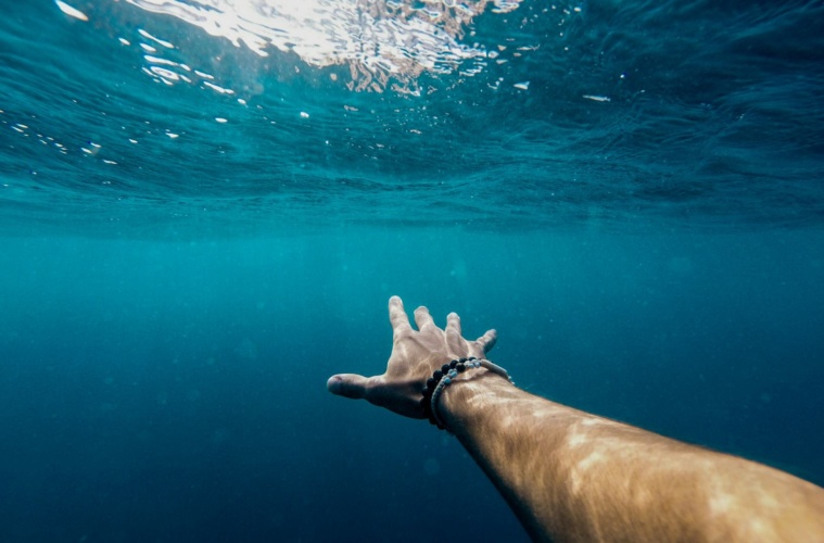 Arm eines Mannes Unterwasser