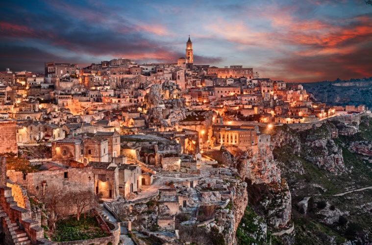 Matera in Italien am Abend beleuchtet