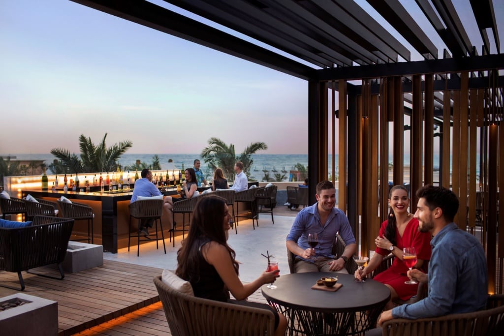 Bar in dem Saadiyat Rotana Resort & Villas