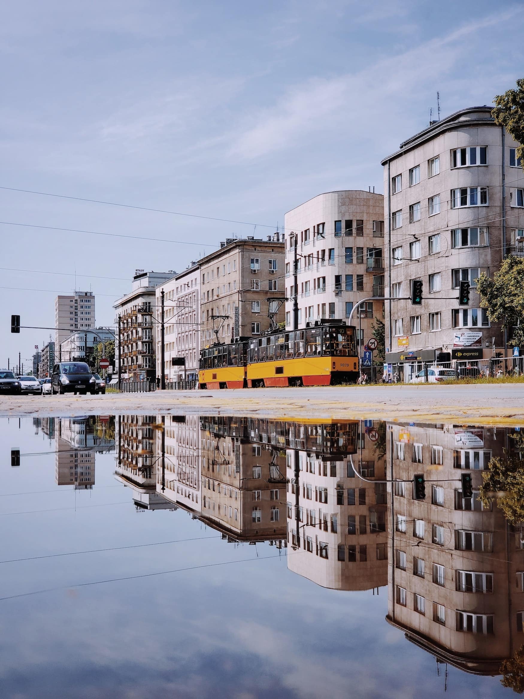Tram fährst durch Stadtteil in Warschau, Polen