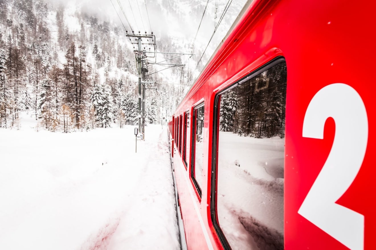 Bahn fährt durch Schneelandschaft