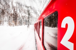 Bahn fährt durch Schneelandschaft