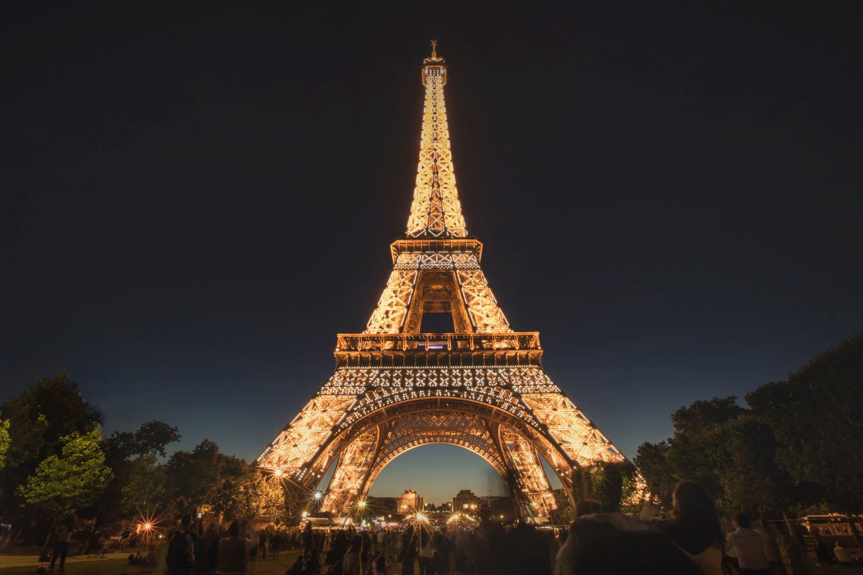 Eiffelturm nachts beleuchtet