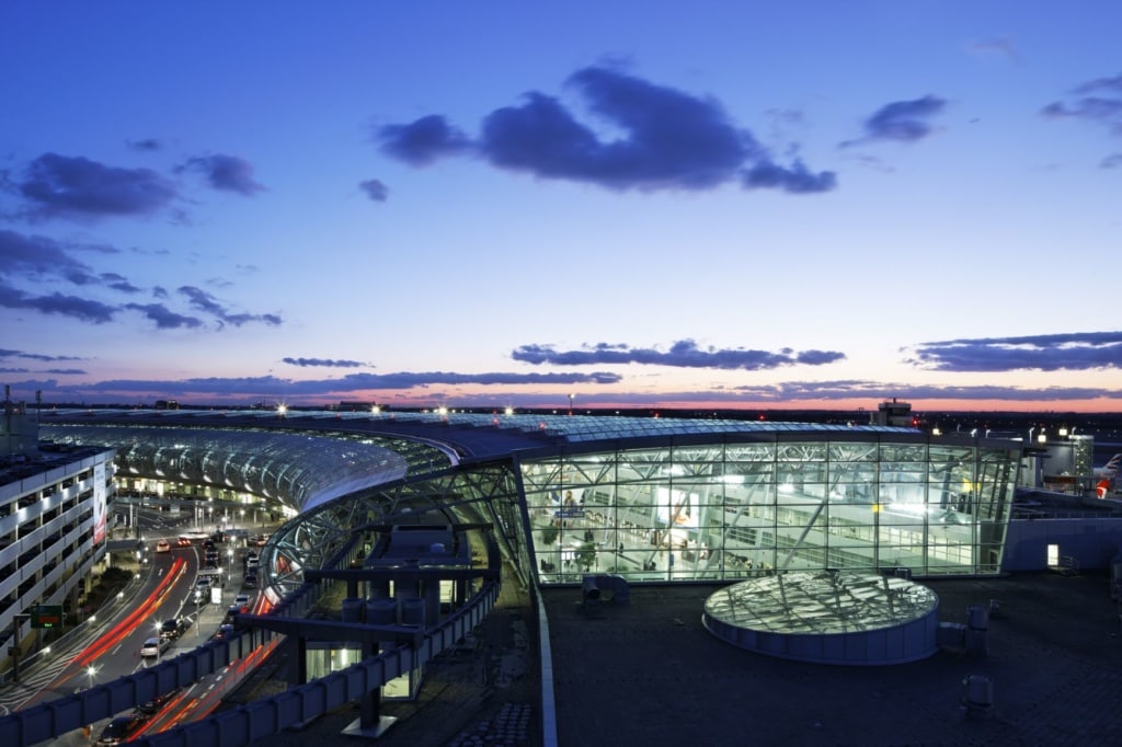 Terminal am Flughafen Düsseldorf in der Dämmerung