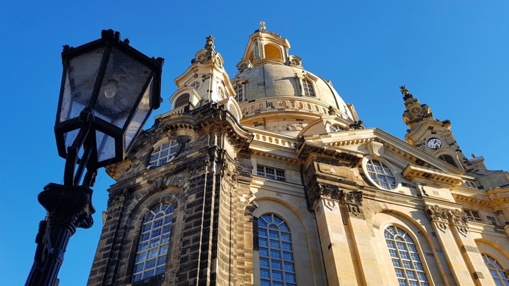 Frauenkirche in Dresden mit Straßenlaterne im Bild