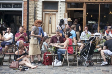 Gäste auf der Terrasse eines Pubs in London