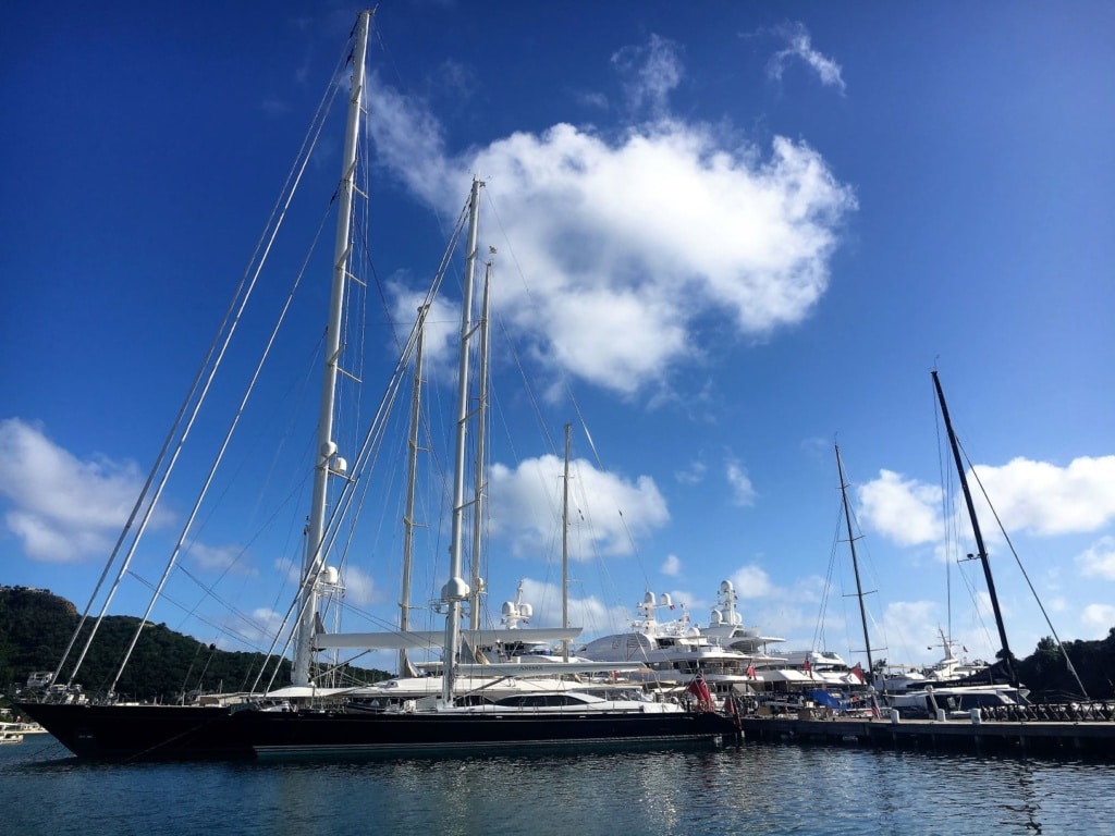 Luxusyachten in Nelson’s Dock Yard in Antigua