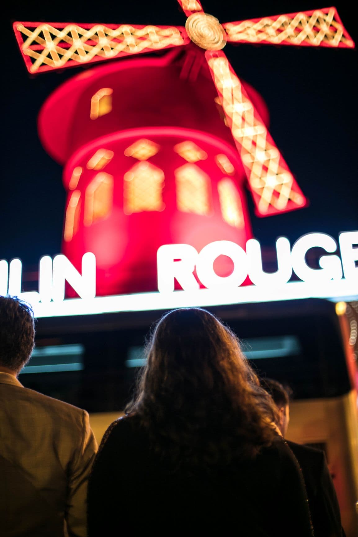 Mann und Frau vor Moulin Rouge Paris