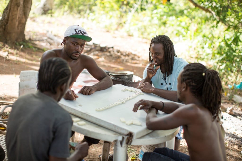 Männer in Antigua spielen Domino