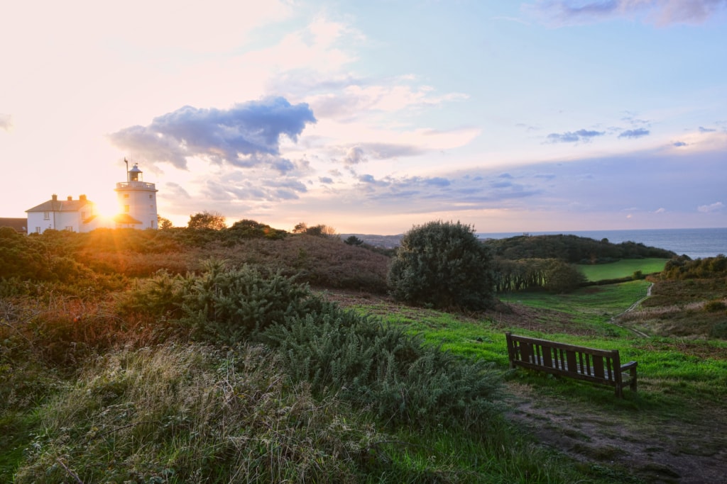 Leuchtturm am Cromer Forest Bed auf dem Norfolk Coastal Path in England bei Sonnenuntergang