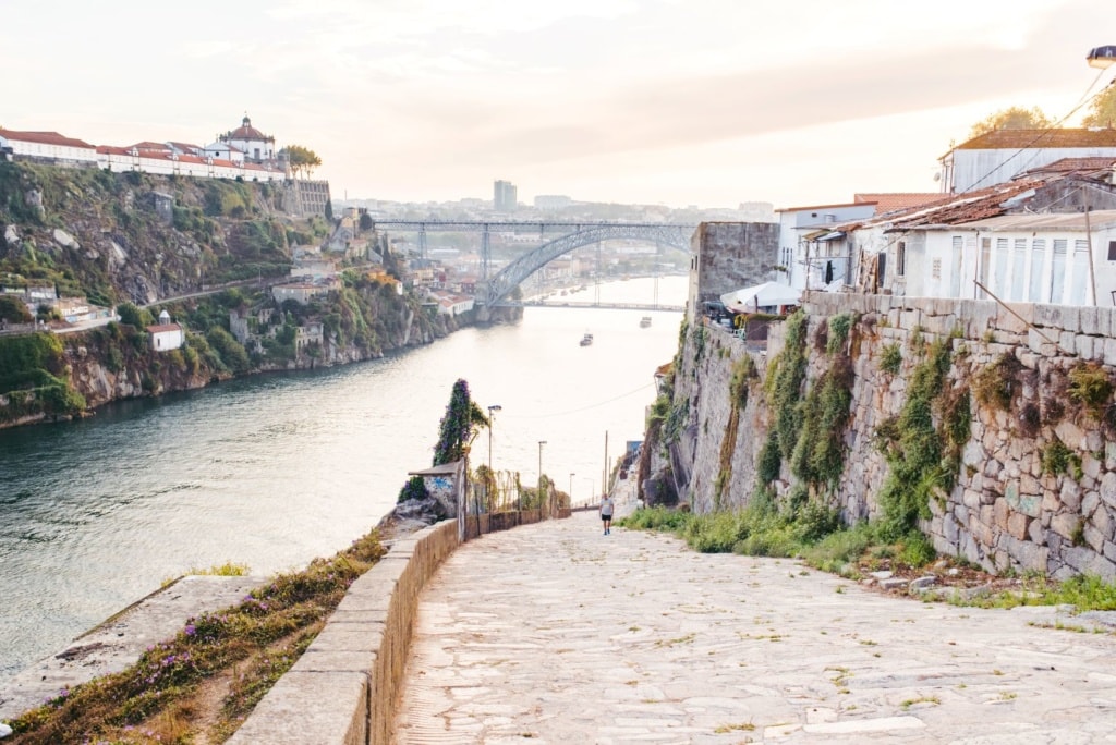Blick auf Fluss und Brücke in Porto