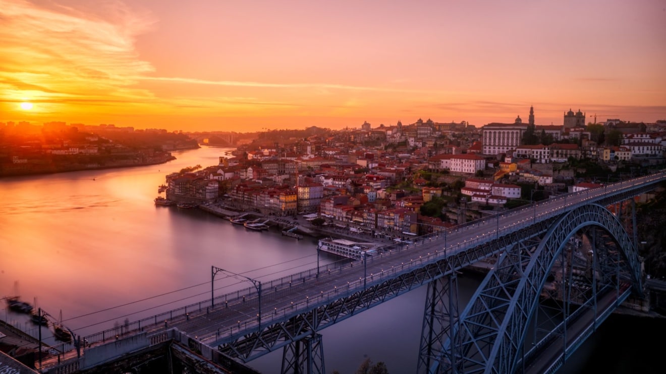 Blick auf Porto mit Brücke bei Abenddämmerung