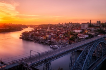 Blick auf Porto mit Brücke bei Abenddämmerung