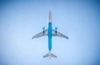 Flugzeug in der Luft, Bauch von unten fotografiert