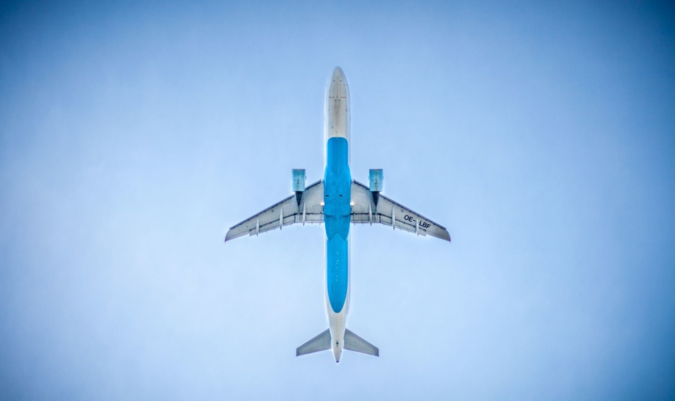 Flugzeug in der Luft, Bauch von unten fotografiert
