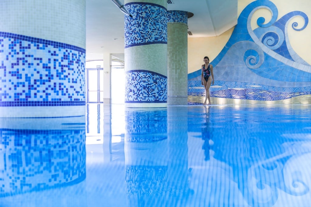 Frau am Pool im Gran Hotel Atlantis Bahía Real