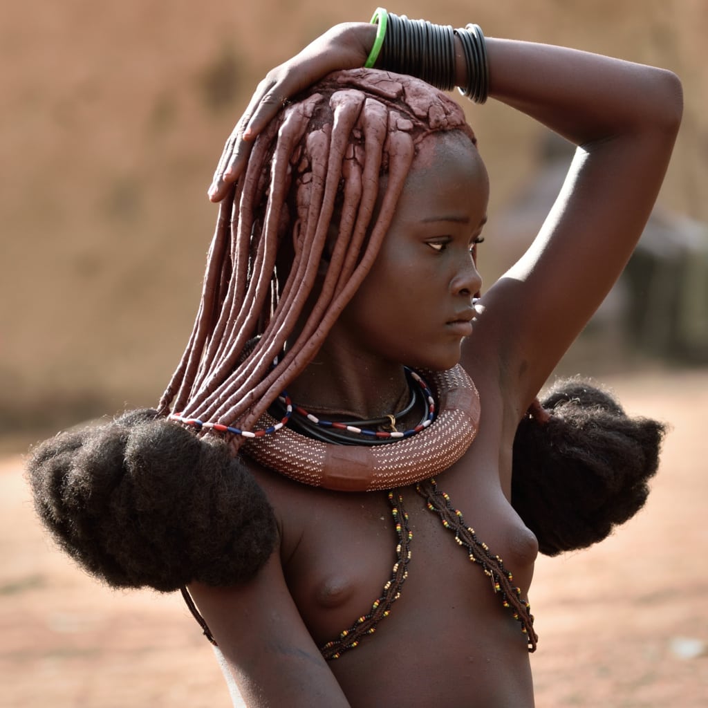 Die Himba gelten in Namibia als besonders schön. Ihre Haut reiben sie mit Ora-Lehm ein.
