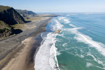 Karekare Beach in Neuseeland aus der Vogelperspektive