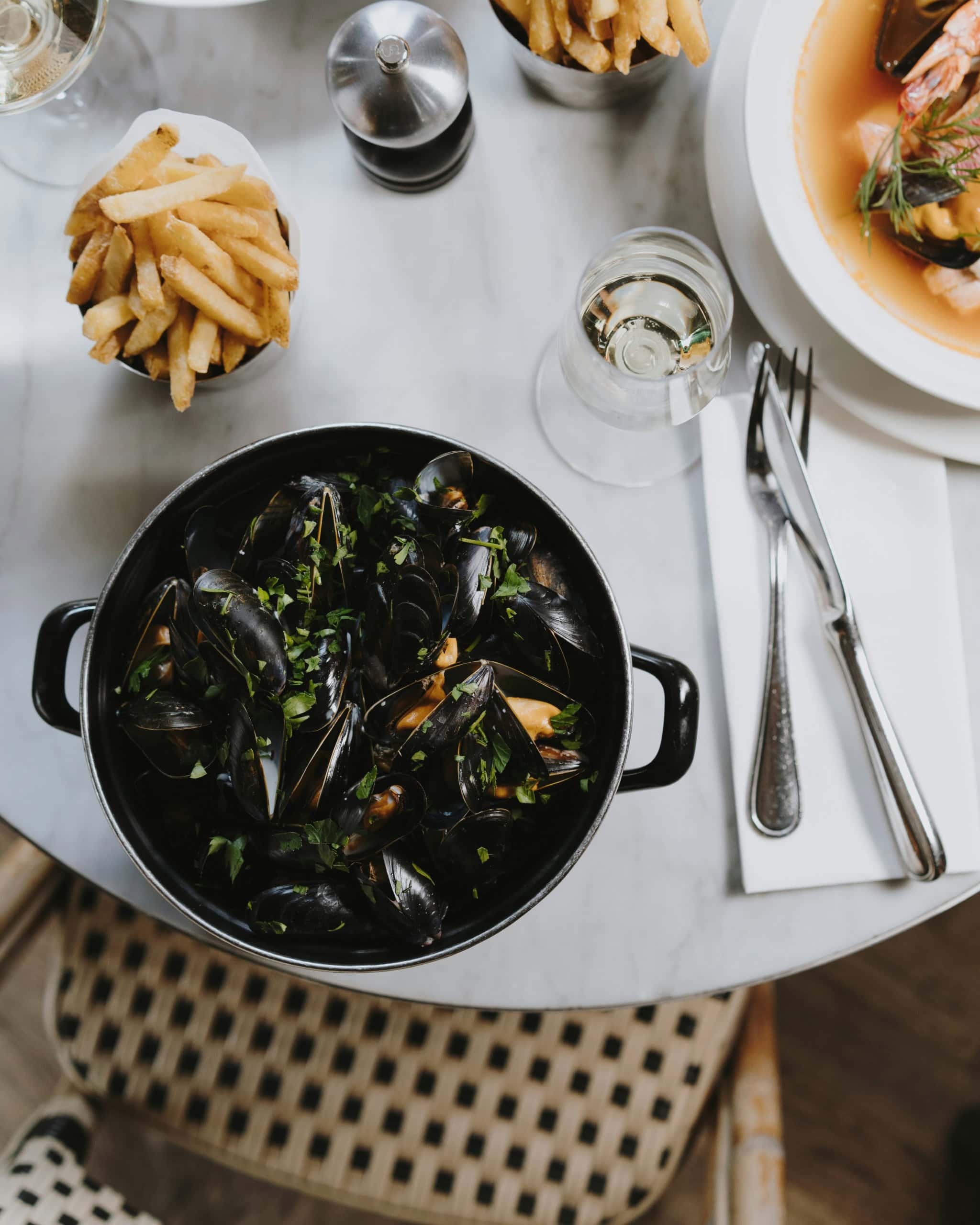 Muscheln und Pommes sind zusammen eine belgische Spezialität.